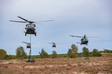 Elicopterele de transport NH90 TTH ale Diviziei Forțelor de Răspuns Rapid al Armatei Germane livrează provizii esențiale pentru misiune în timpul unui exercițiu de încărcare a praștii, ca parte a GREEN GRIFFIN 21, pe 4 octombrie 2021, la Lehnin, Germania. GREEN GRIFFIN este un exercițiu anual de antrenament al NATO. Foto: Profimedia