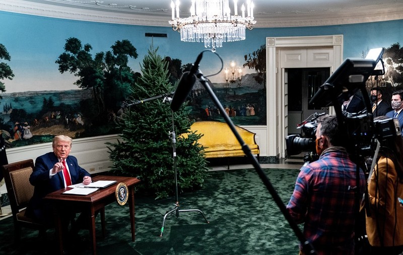 Donald Trump, ridiculizat pe Twitter după ce a ținut un discurs de la birou neobișnuit de mic. ”Birou mic. Mâini mici. Suflet mic”