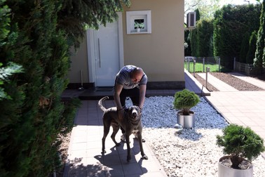 Lui Vasile Miriuță îi place să se joace cu Lucky, unul din câinii familiei. (FOTO: Vlad Chirea)