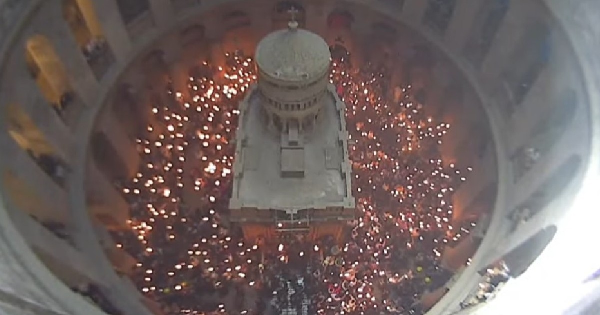 Sfânta Lumină a fost primită la Biserica Sfântului Mormânt din Ierusalim