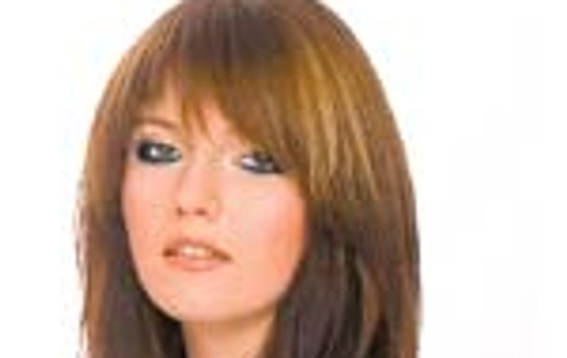 Alexandra Ungureanu are probleme cu cercelul din nas