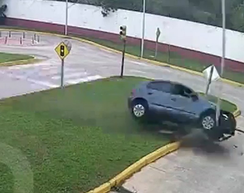 O femeie de 63 de ani s-a răsturnat cu mașina în timpul examenului pentru permis auto, într-un poligon din Argentina | VIDEO