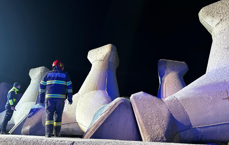 Un pescar prins între stabilopozii digului de la Cazinoul din Constanța a fost salvat de pompieri