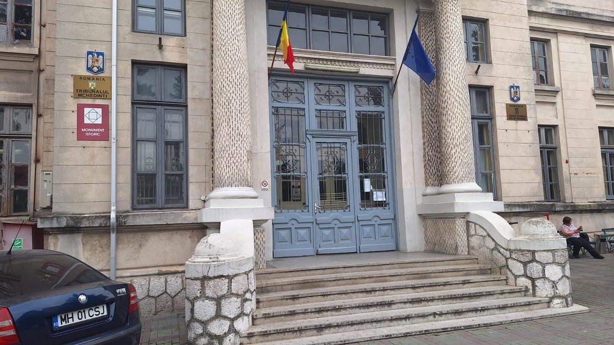 Intrarea in Tribunalul Mehedinti, o cladire istorica