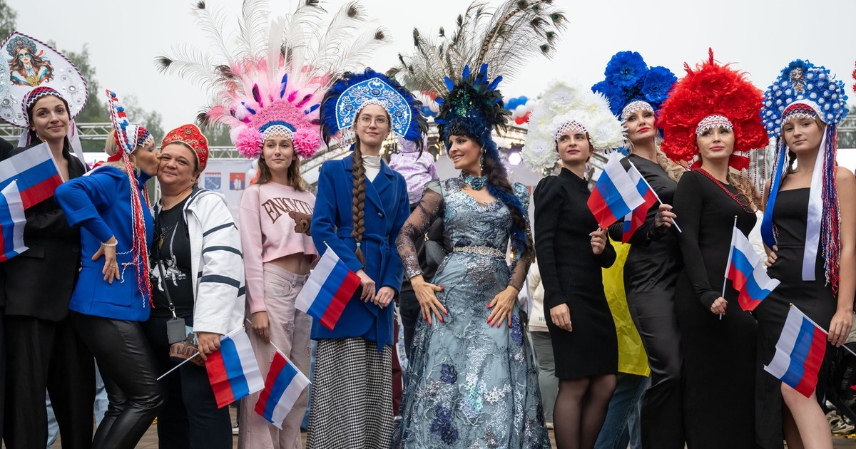 Femei cu cocoșnic pe cap la ziua orașului Vsevolojsk Foto: Profimedia
