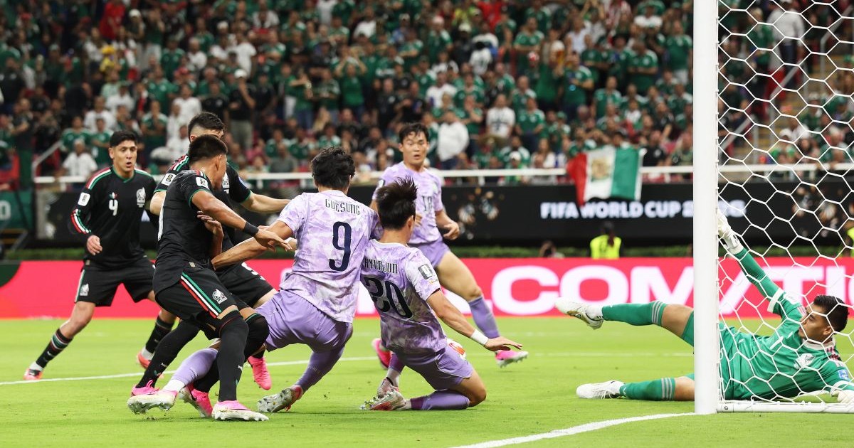 ZAPOPAN, MEXICO - JUNE 18: Hyun-Jun Yang #20 of Korea Republic shoots after Raul Rangel #1 of Mexico saves the header from Gue-Sung Cho #9 of Korea Republic during the FIFA World Cup 2026 Group A match between Mexico and Korea Republic at Guadalajara Stadium on June 18, 2026 in Guadalajara, Mexico. (Photo by Carl Recine/Getty Images)