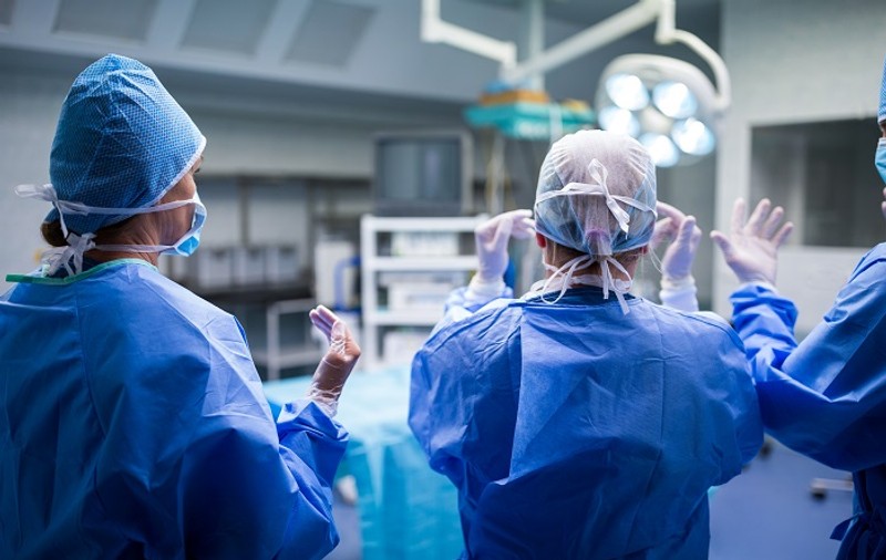 O tânără din Iași a ajuns la spital crezând că este însărcinată. Medicii au descoperit că avea o tumoră de 11 kilograme