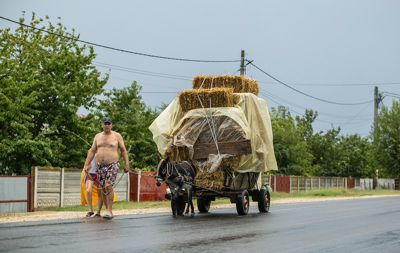 FOTOREPORTAJ/ Viața sub scutul de la Deveselu. Fotoreporterul Vlad Chirea a surprins, în imagini, cum trăiesc românii în vecinătatea unui obiectiv militar de importanță mondială