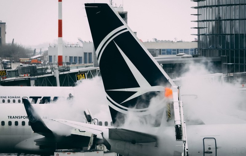Decolările de pe Otopeni, întârzieri și de o oră din cauza ninsorii. Trenul de la Satu Mare a întârziat mai mult de trei ore