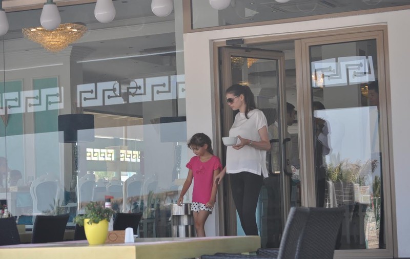 De la pomană direct pe plaja din Mamaia! Monica Gabor a plâns la mormântul mamei, apoi a dat fuga să-şi vadă fiica | FOTO