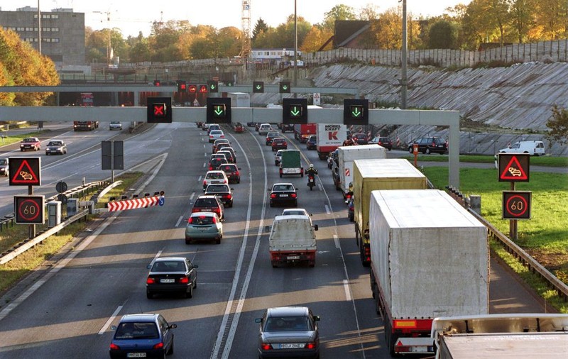 UPDATE / Aglomerație la Vama Giurgiu. Coadă de tiruri pe aproape 10 kilometri; Grindeanu îi cere ministrului de Interne să meargă în zonă