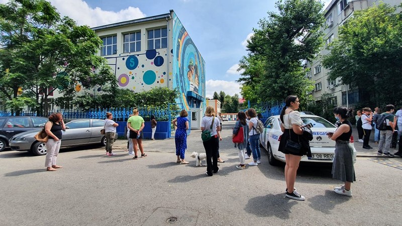 Părinții așteaptă emoționați să iasă elevii din examen | Foto: Andreea Archip