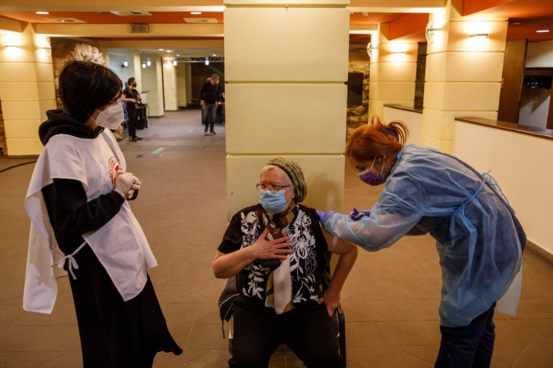 Marioara Ivan a avut emoții în timpul vaccinării. O voluntară de la Crucea Roșie a încercat să-i distragă atenția