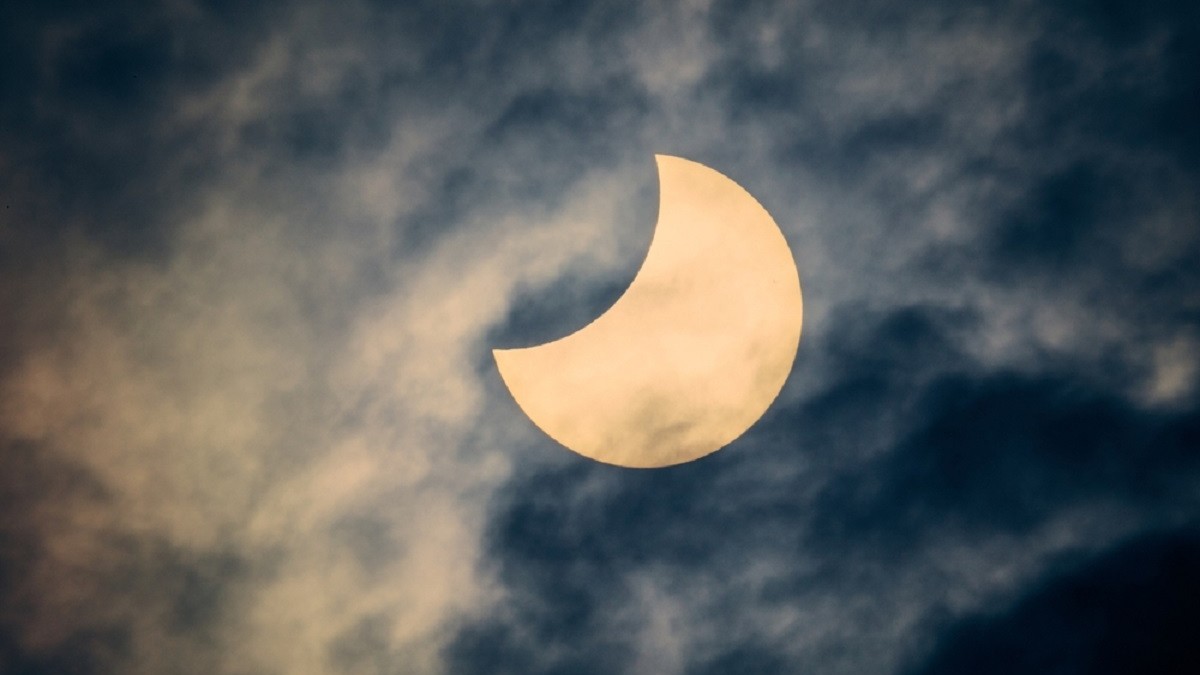 Eclipsa de Soare din 12 august. Ce mesaj are pentru zodii eclipsa din zodia Leului - Imagine cu o eclips= par]ial= de soare