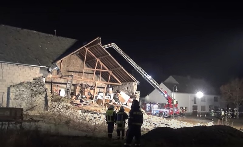 Românii au rămas fără casa abia cumpărată. Foto: Captură video