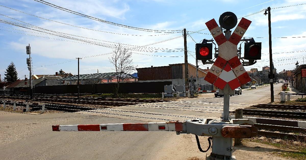 semafor cu barieră în funcțiune la trecerea la nivel cu calea ferată – lumină roșie intermitentă