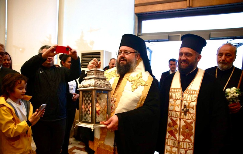 Sfânta Lumină de la Ierusalim a ajuns în România: „Este semnul că iubirea lui Dumnezeu nu moare niciodată”