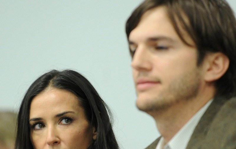 Ashton Kutcher a încercat s-o înduplece pe Demi! Află ce supercadou i-a luat de ziua ei!