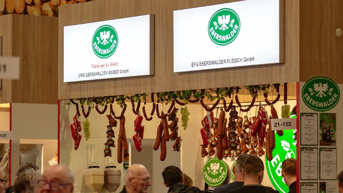 Standul Eberswalder Wurst- und Fleisch GmbH la Săptămâna Verde din Berlin, cu decorațiuni tradiționale din cârnați și prezentarea mărcii regionale. Berlin