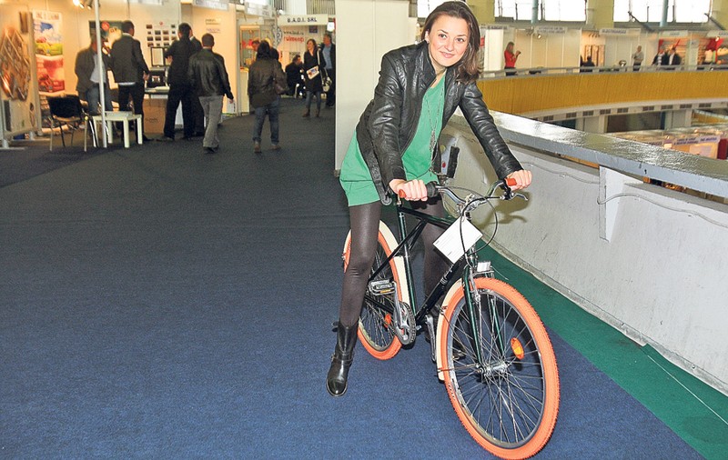 Am testat noul Pegas! «Bicicleta copilăriei» este atracţia Târgului Tehnic Bucureşti