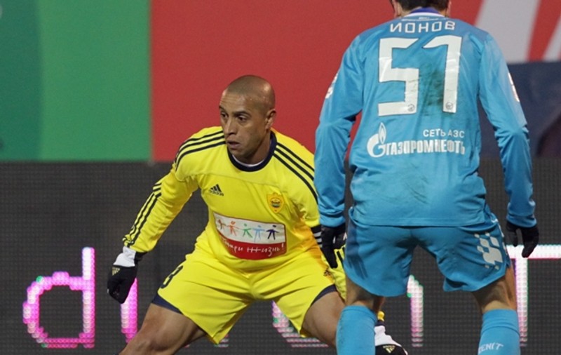 Roberto Carlos, atacat cu o banană!