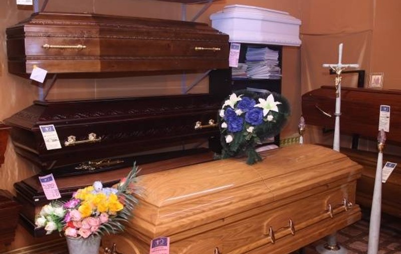 Un avocat a spart cu un târnăcop geamurile unei firme de pompe funebre