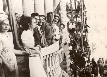 Miting în Piaţa Universităţii, organizat cu ocazia intrării trupelor sovietice în Bucureşti, cu tânăra Elena care a rostit primul său discurs | Sursa: Fototeca online a comunismului românesc