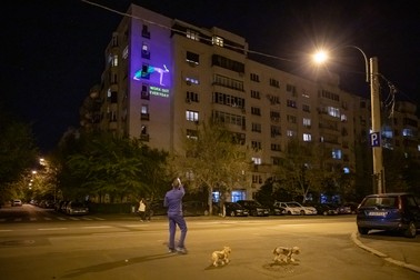 Singurii spectatori din stradă sunt cei care au câini şi pot ieşi noaptea la plimbare