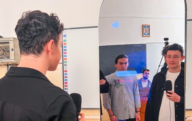 Consilierul-robot ION s-a întâlnit cu elevii unui liceu din București, în prima sa ieșire în public