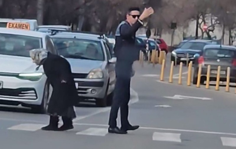 „Așa arată normalitatea!”. Un polițist a oprit examenul și a coborât din mașină pentru a ajuta o femeie să traverseze, la Ploiești | VIDEO