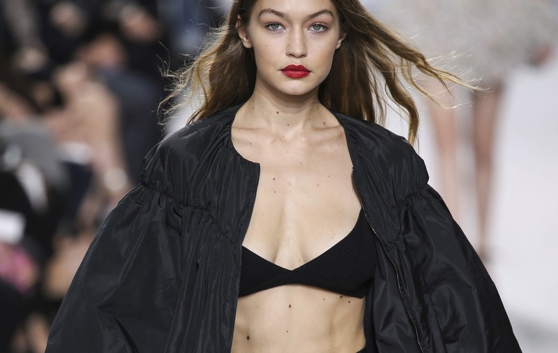 Gigi Hadid spune că sânii ei îi pun cariera de fotomodel în pericol. Ce defect are vedeta