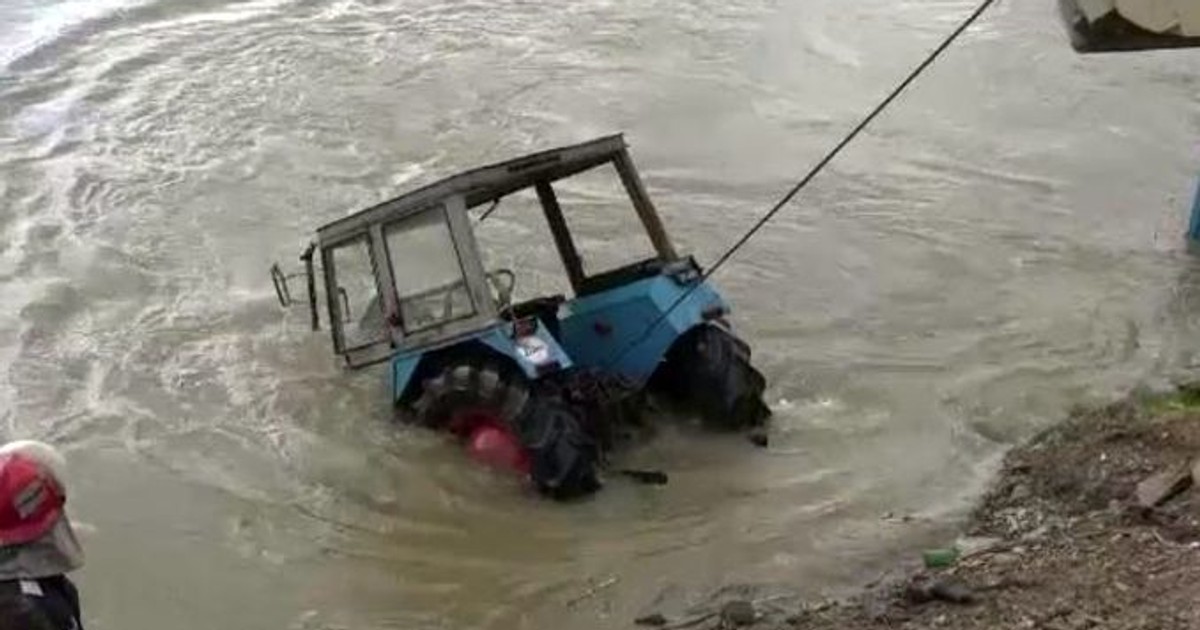 Un tânăr a fost luat de viitură cu tot cu tractorul pe care-l conducea!