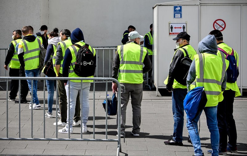 Germania pregăteşte o relaxare a restricţiilor, în timp ce un nou focar a apărut la o fabrică unde lucrează şi români