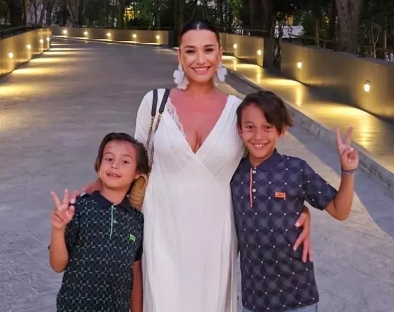 Claudia Pătrășcanu, fericită și liniștită lângă noul iubit. Cum se înțeleg băieții artistei cu partenerul mamei lor