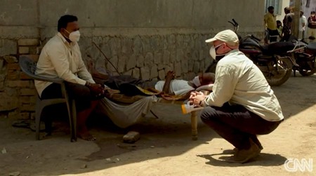 Dinesh Makwana, un localnic din Chogath (foto captură video CNN)