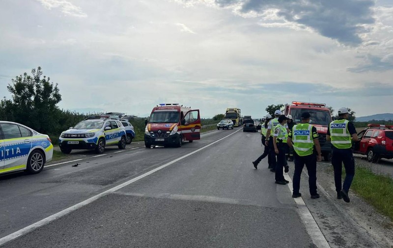 Accident între un microbuz și o mașină pe DN1, în județul Sibiu: trei oameni au ajuns la spital