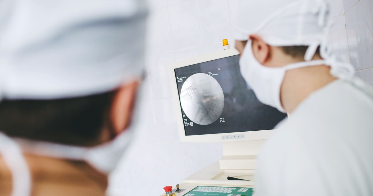 Citostaticele lipsesc de la Institutul de Oncologie Iaşi. Doi medici studiază rezultatul unei radiografii