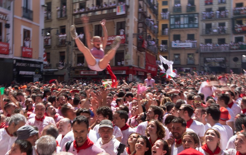 A început San Fermin, festivalul dedicat curselor cu tauri din Spania. Protest topless cu o zi înainte de festivități | FOTO