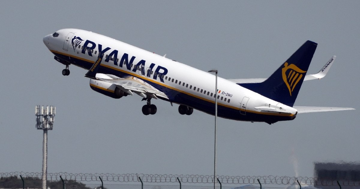 Un avion ryanair decolează de pe Aeroportul din Berlin