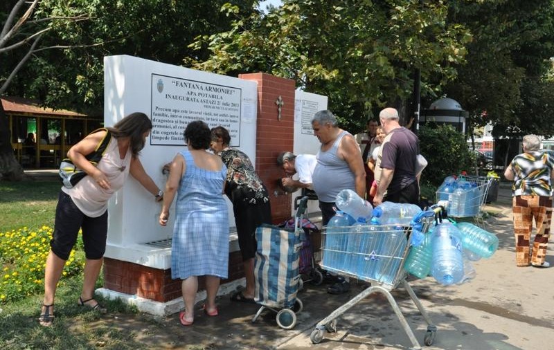 Nu cu un bidon, nici cu două. AŞA iau bucureştenii APĂ de la fântână!