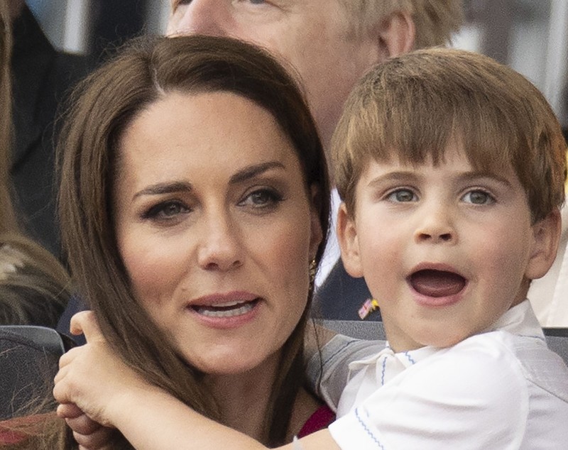 FOTO. Trăsnăile prințului Louis al Marii Britanii au confiscat toată atenția la parada finală a Jubileului de Platină al reginei Elisabeta a II-a. Nimeni nu l-a putut cuminți