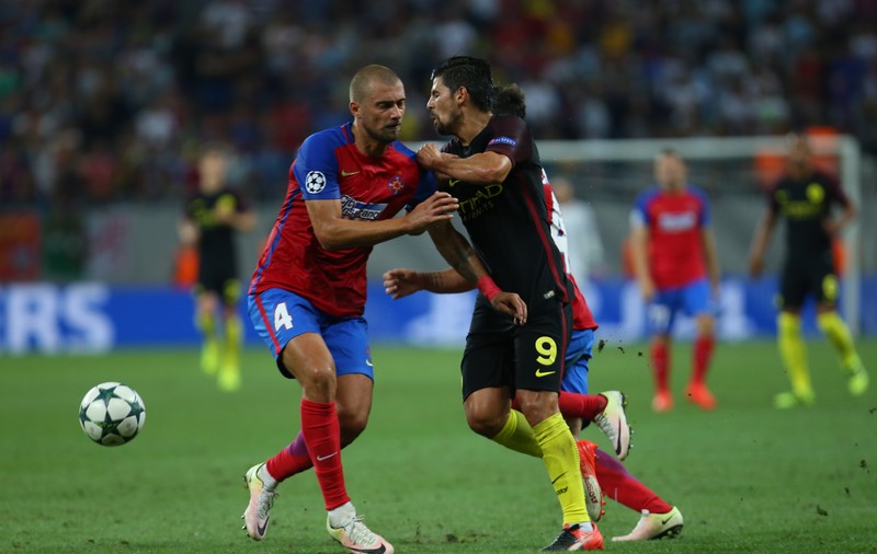 Manchester City - Steaua 1-0. Tamaș îi dă indicații lui Gigi: ”Suntem puțini fundași centrali și avem puține vârfuri”