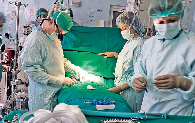 Apelul unui șef de Terapie Intensivă din București către medicii care operează ”pentru plic” amigdale sau deviații de sept: „Vă rog stopați operațiile non-urgente. Irosiți resurse și riscați contaminarea spitalelor!”