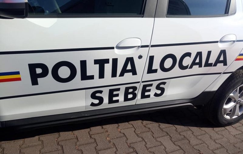 O mașină a Poliției Locale Sebeș a fost inscripționată greșit. Explicațiile instituției pentru eroarea de scriere