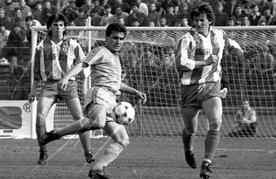Gheorghe Hagi (centru), încadrat de Ionuț Lupescu și Dănuț Lupu, pe vremea când juca pentru Steaua într-un derby cu Dinamo