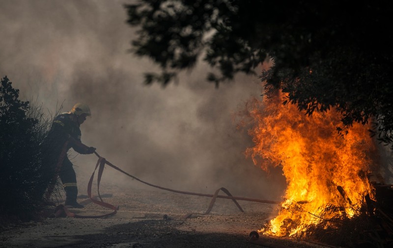 Incendiu puternic lângă Atena. Mai multe sate au fost evacuate, la intervenție participă și pompieri români