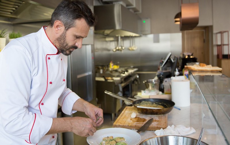 Chef Nicolai Tand gătește pentru oamenii străzii. Unde va ajunge celebrul bucătar