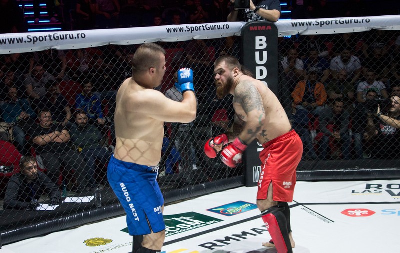 Cea mai tare gală MMA a anului, pe 31 octombrie! Pumni și picioare de la “Ghiaurul” Radnev, “Bombardierul” Pascu, “Rambo” din Copou şi de la “Bestia Moldovei” / GALERIE FOTO
