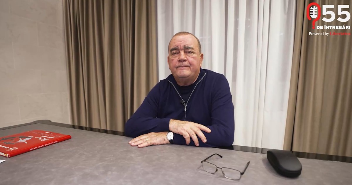 Gigi Nețoiu stă la birou în interviul din 55 de întrebări by Libertatea.