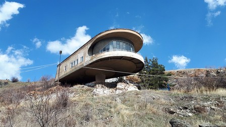 Casa Scriitorilor de pe malul lacului Sevan, din Armenia. Sursa foto: Shutterstock